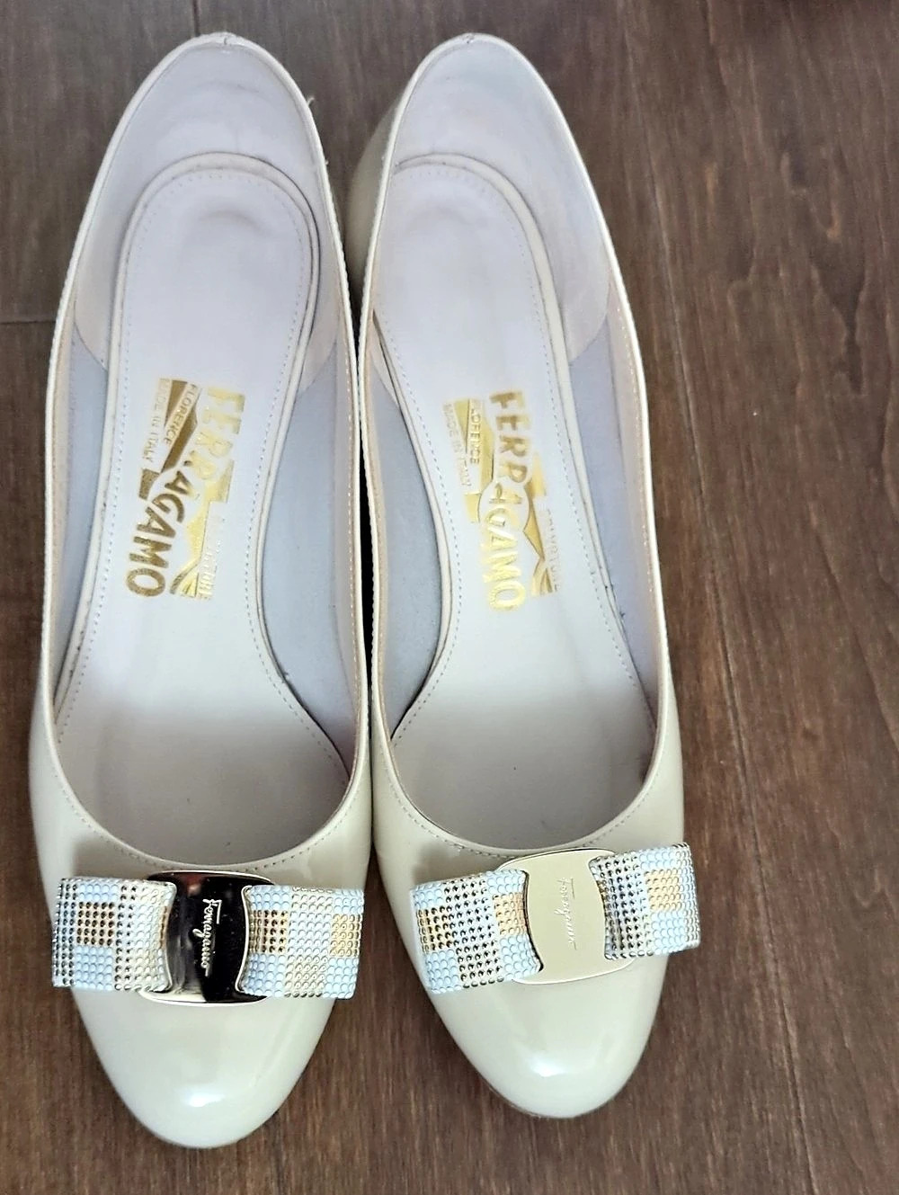 Ferragamo Bow Heels in Cream US 6